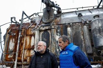 Rafael Grossi y el ministro de Energía de Ucrania, German Galushchenko, visitan unas instalaciones de infraestructura energética que resultaron dañadas durante los ataques con misiles y drones rusos, en el marco de la invasión de Ucrania por parte de Rusia, en un lugar no revelado de Ucrania, el 4 de febrero de 2025 (Reuters)