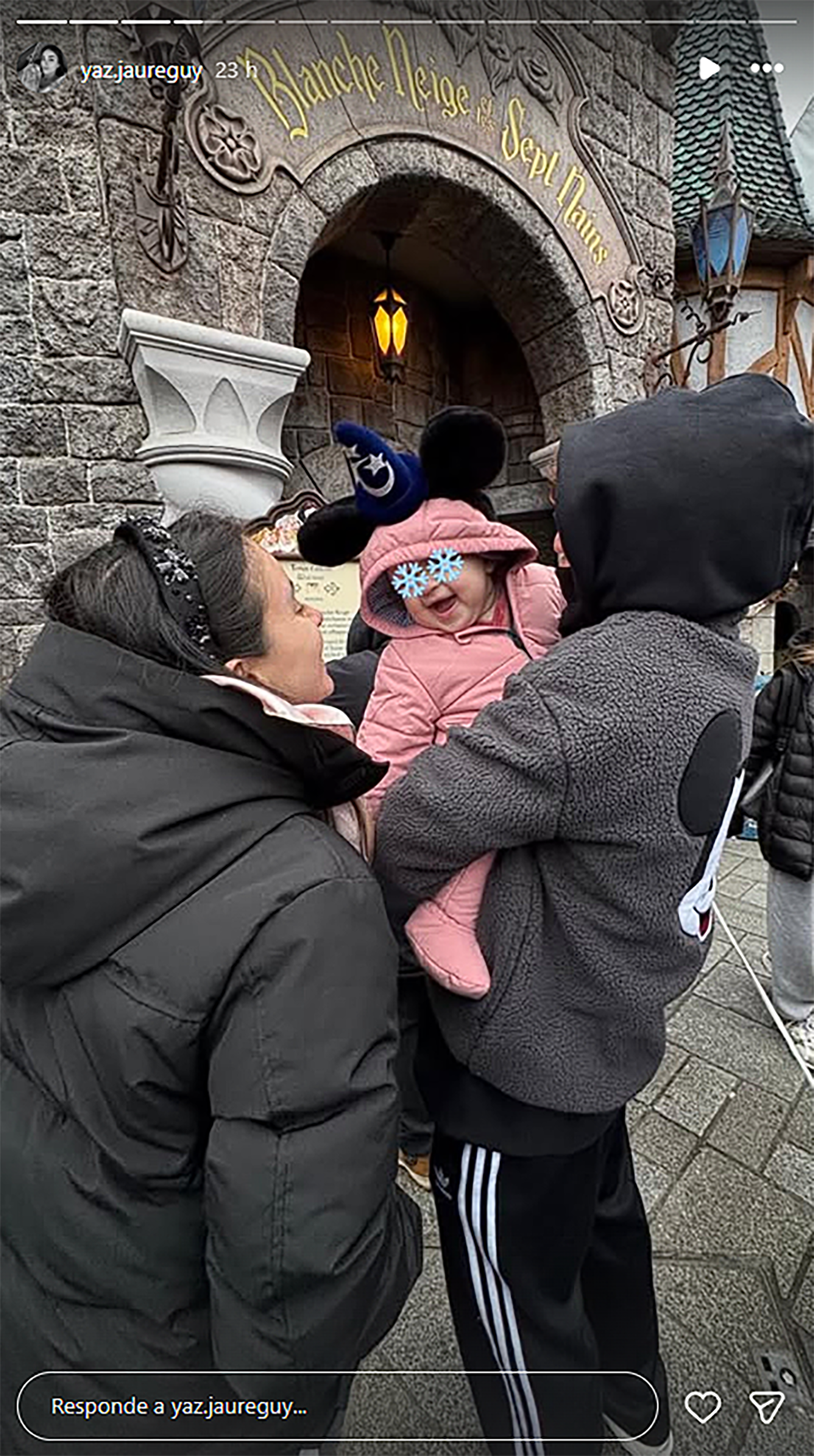 Yaz Jaureguy y Valentín Barco posaron con su hija en Disney (captura de Instagram)
