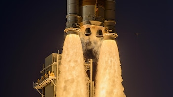 La misión Artemis II abandona la órbita terrestre y se dirige a la Luna