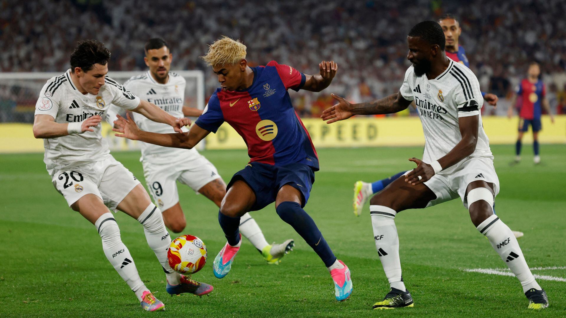 Lamine Yamal regatea a los jugadores del Real Madrid