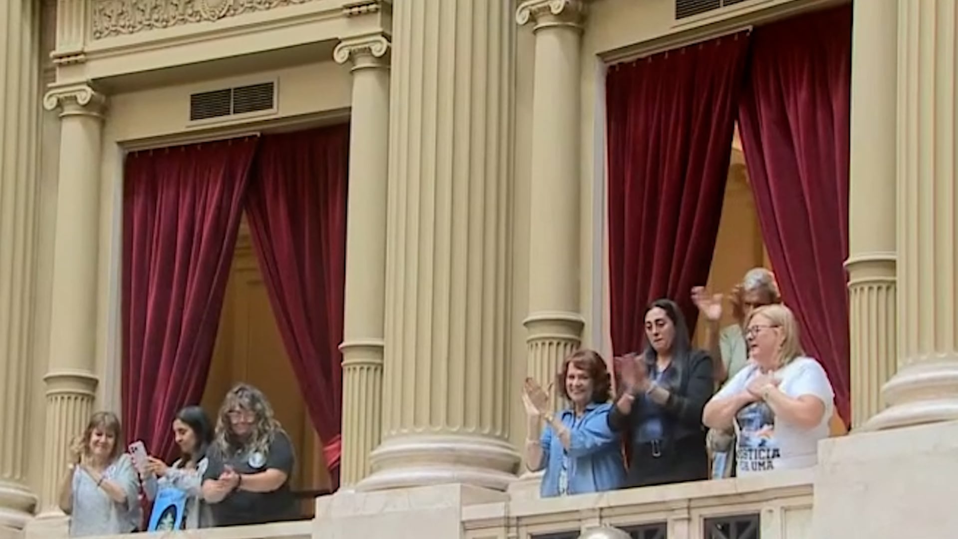 Familiares de víctimas de delitos violentos asisten a la media sanción del proyecto en la Cámara de Diputados