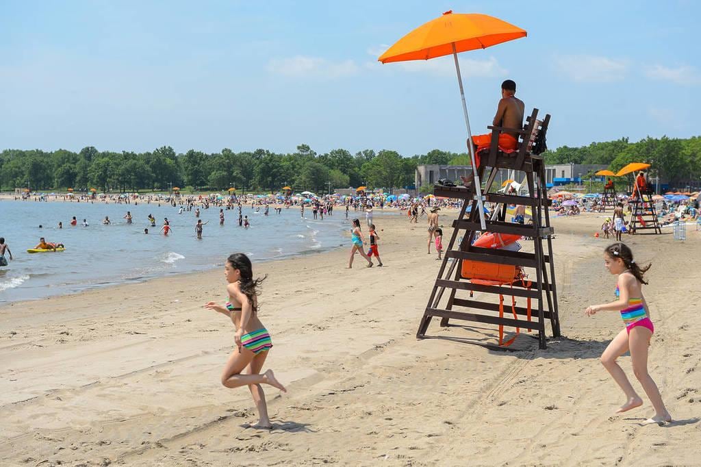 La playa de Brooklyn forma parte de los destinos costeros donde residentes y turistas podrán seguir entrando al agua durante septiembre.