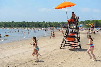La playa de Brooklyn forma parte de los destinos costeros donde residentes y turistas podrán seguir entrando al agua durante septiembre.