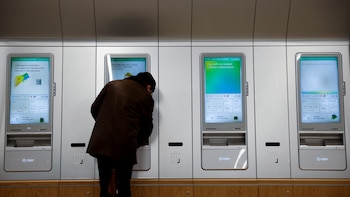 Los rusos retiran miles de millones de sus bancos por temor a que el Kremlin confisque los depósitos para la guerra