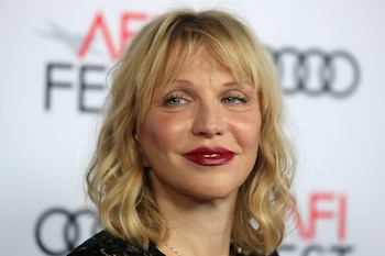Courtney Love por poco roba el cepillo dental de Marlon Brando para comprobar que eran familia. REUTERS/Mike Blake