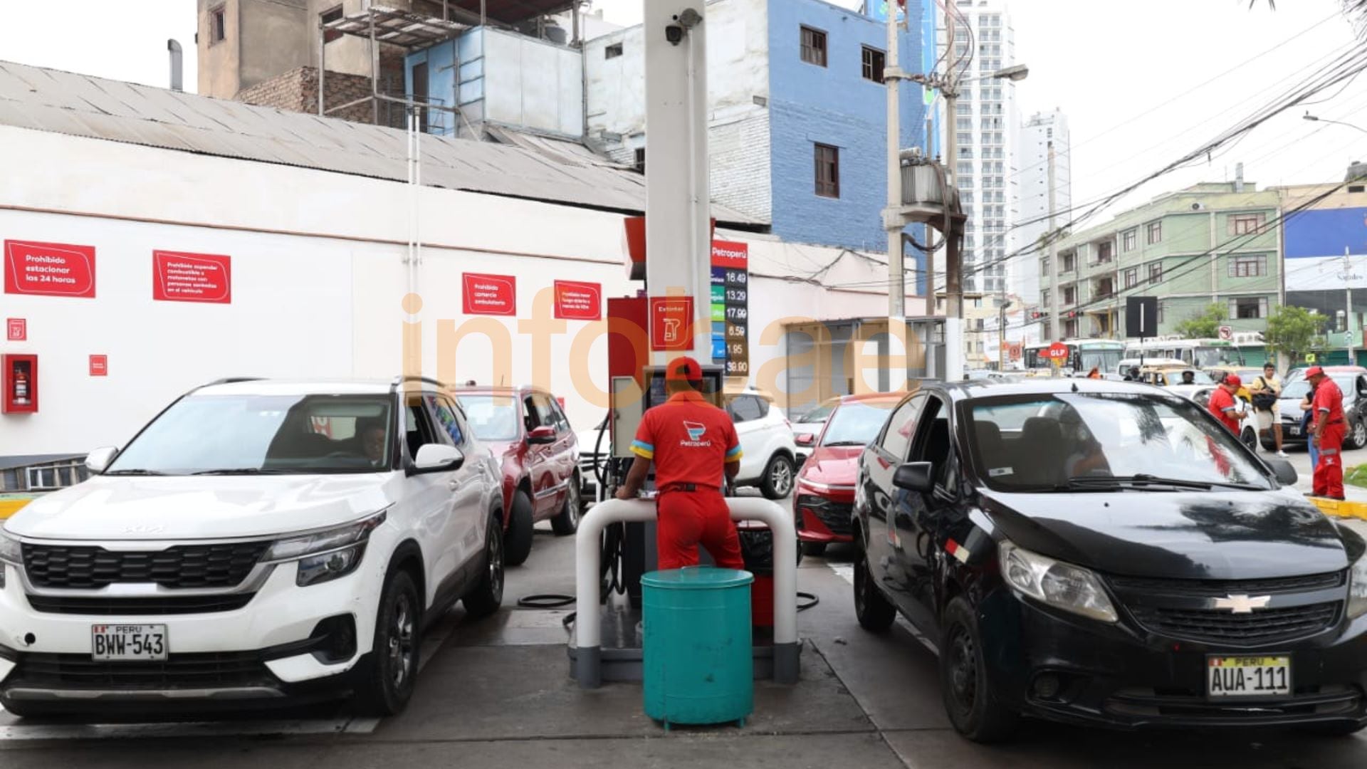 Conductores forman filas en un grifo de Lima para abastecerse de GNV, impactados por el desabastecimiento generado por una fuga de gas en el ducto de Camisea en Cusco. (Paula Elizalde / Infobae Perú)