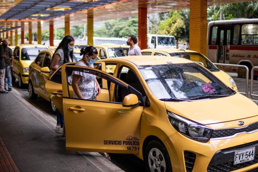 La actualización de tarifas diferencia los valores para taxis básicos, eléctricos y de lujo, tras un análisis técnico que no se realizaba desde el año anterior - alcaldía Medellín