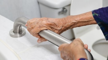 En los baños de los