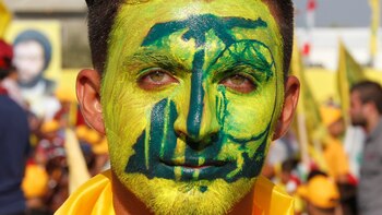 Un militante con el logo