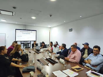 Esta fue la mesa de diálogo entre la asamblea de transpoirtadores y delegados del Gobierno nacional - crédito imagen suministrada a Infobae Colombia