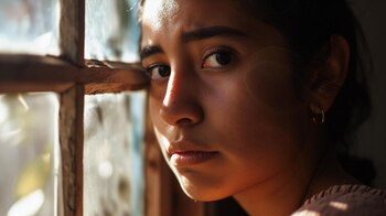 "Imagen de una pareja de Chaco abrazándose amorosamente, simbolizando el fuerte lazo que los une. La fotografía muestra cómo dos personas pueden convertirse en compañeros de vida, compartiendo cada alegría y desafío, y fortaleciendo su amor con el paso del tiempo. Representa el compromiso eterno y la felicidad de estar enamorado, capturando un momento íntimo y profundo en su relación. (Imagen ilustrativa Infobae)