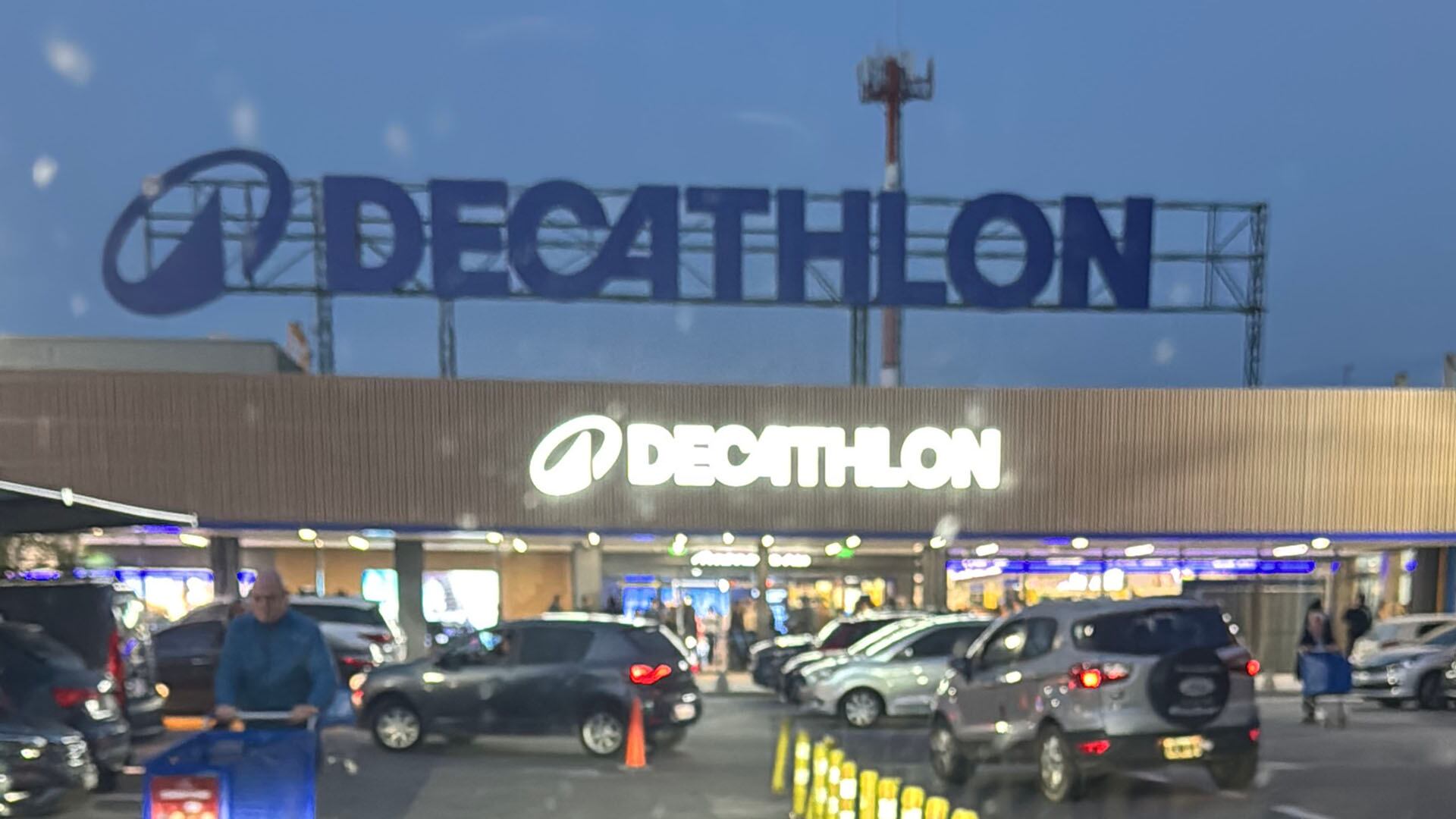 La entrada del primer local de Decathlon en la Argentina, ubicado en complejo Al Río, Vicente López