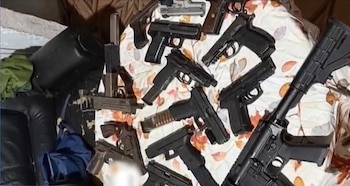 Investigan a jóvenes que se mostraban con armas en redes sociales en Uruguay (Captura Telemundo/Canal 12)