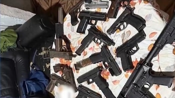 Jóvenes difundían videos disparando al aire en una fiesta clandestina de Montevideo: controlaban la zona con cámaras