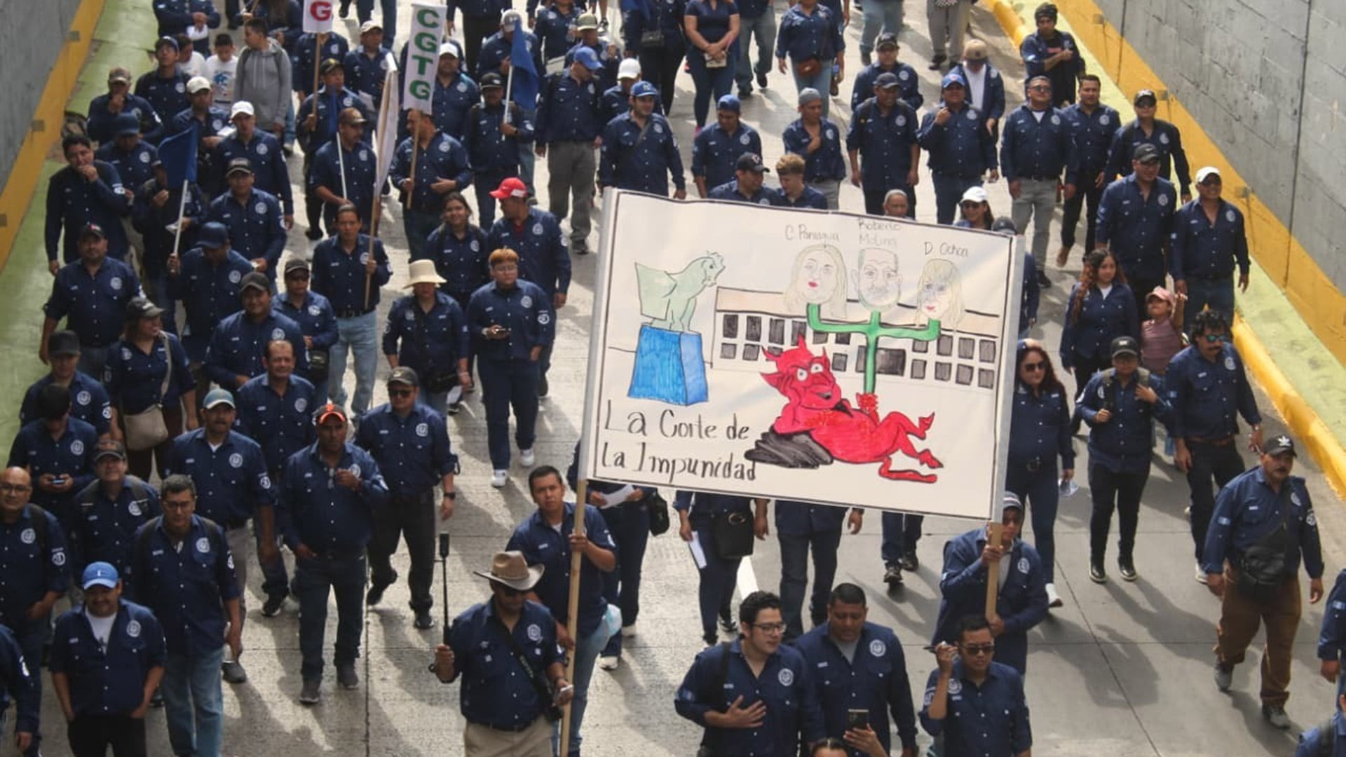 La movilización del 1 de mayo en Guatemala tuvo como punto de partida el Monumento al Trabajo y finalizó en la Plaza de la Constitución tras recorrer sectores históricos de la capital. (Fotografía: Prensa Comunitaria)