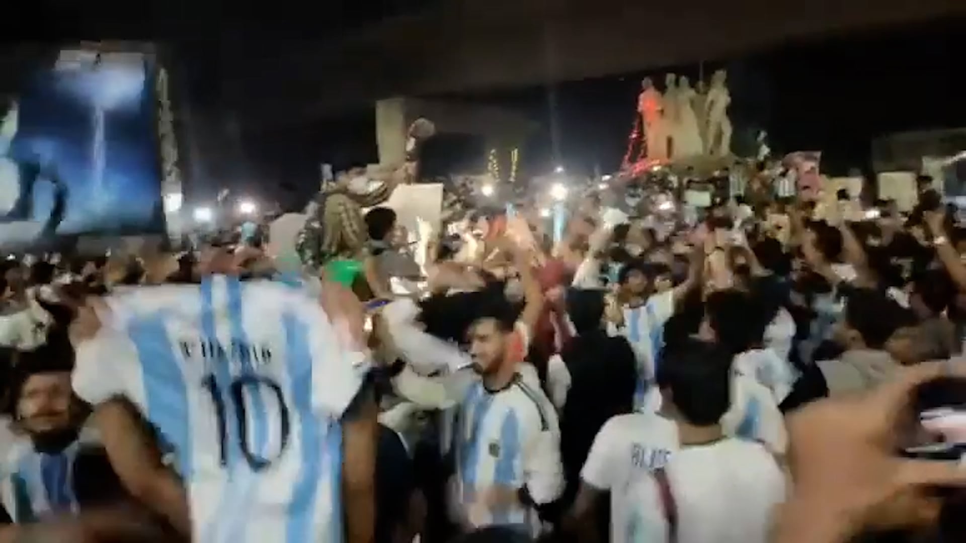 Ya durante Qatar 2022, miles de hinchas festejaron en Daca los triunfos de la albiceleste