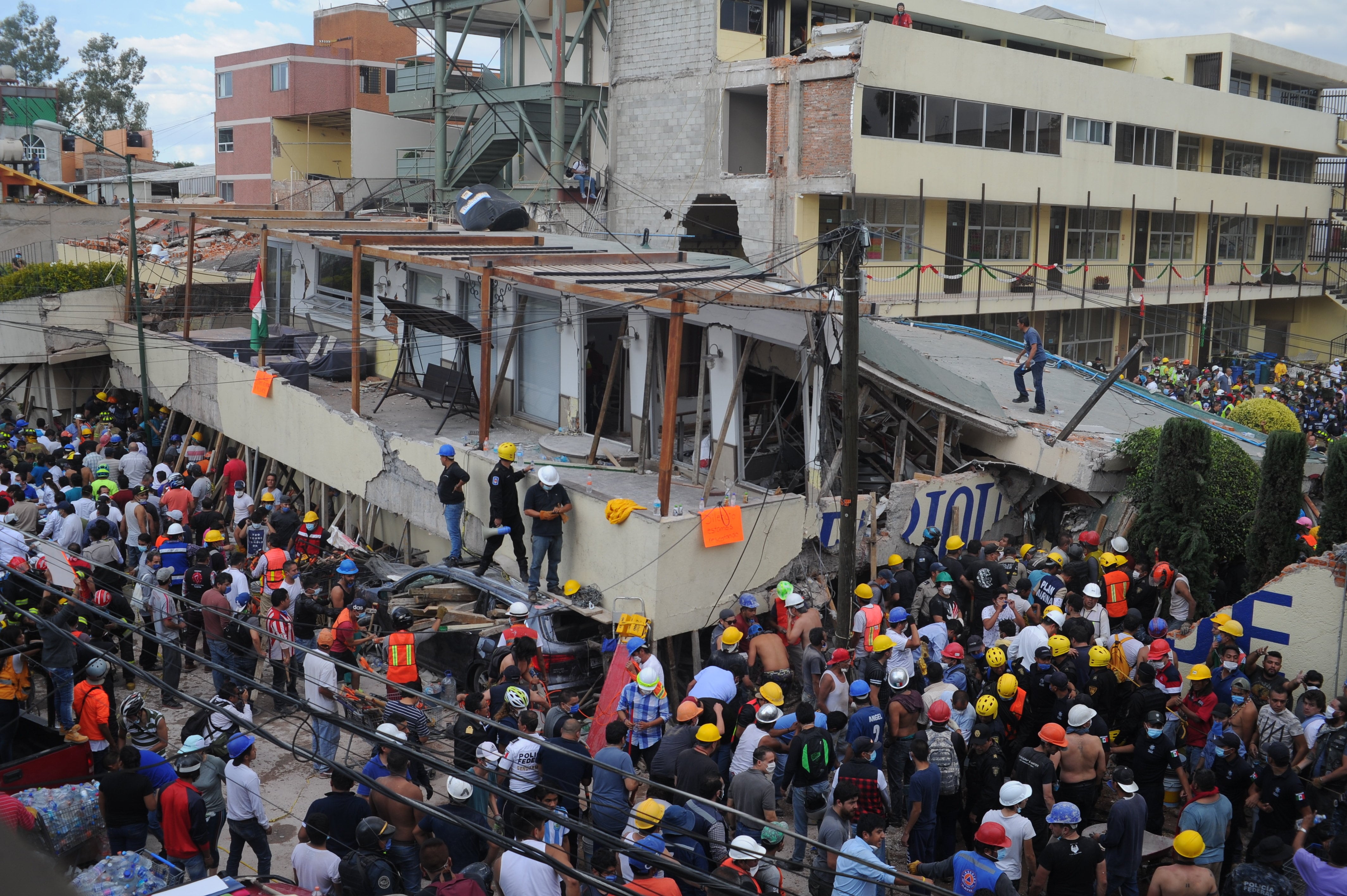 MEX145 CIUDAD DE MÉXICO (MÉXICO), 19/09/2017.- Rescatistas y voluntarios trabajan en las tareas de rescate en el Colegio Enrique Rebsamen hoy, martes 19 de septiembre de 2017, en Ciudad de México (México). Por lo menos 20 niños y dos adultos murieron, y otras 38 personas están desaparecidas, en una escuela que se derrumbó en el sur de Ciudad de México a causa del sismo que hoy sacudió amplias porciones del país, informó el presidente Enrique Peña Nieto. EFE/STR