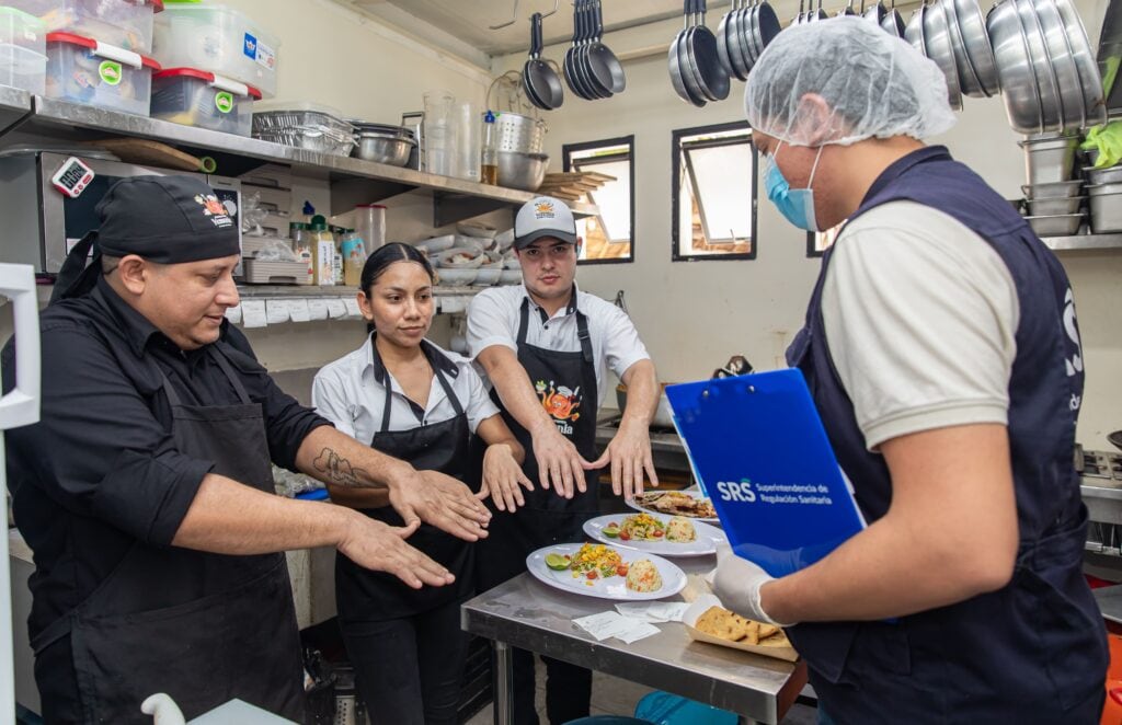 Inspectores de salud evalúan manipulación de alimentos, limpieza y disponibilidad de agua segura en zonas de alta concurrencia. (Foto: Diario El Salvador)