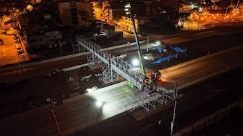 Instalan montaje del puente peatonal