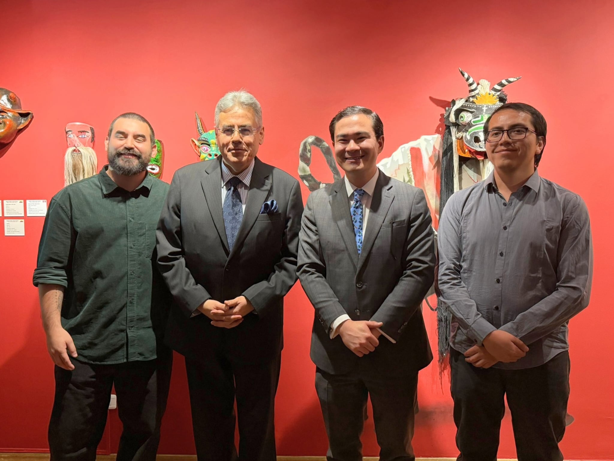 Piero Balarezo, investigador y coleccionista peruano; el ministro Hugo Contreras, jefe de Cancillería de la Embajada de Perú en Quito y el jefe de la sección cultural, Kenyi Díaz Oshiyama (Foto: Yalilé Loaiza)