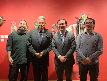 Piero Balarezo, investigador y coleccionista peruano; el ministro Hugo Contreras, jefe de Cancillería de la Embajada de Perú en Quito y el jefe de la sección cultural, Kenyi Díaz Oshiyama. (Foto: Yalilé Loaiza)