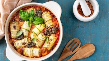 Rollos de calabacín con ricotta y salsa de tomate: una receta italiana saludable con la que puedes sorprender a tus invitados