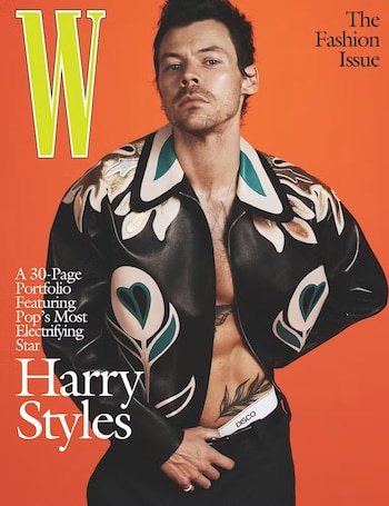 Harry Styles posa con una chaqueta de cuero decorada sobre un fondo naranja para la portada de la revista W Magazine