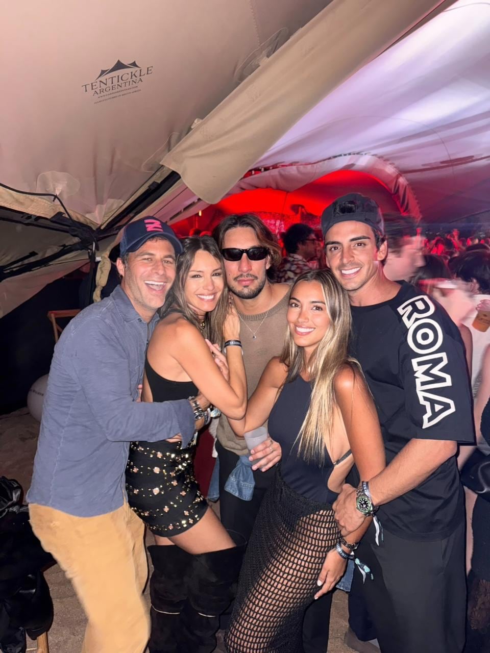 Pampita deslumbró en Punta del Este y selló la noche con un beso a Martín Pepa (Instagram)