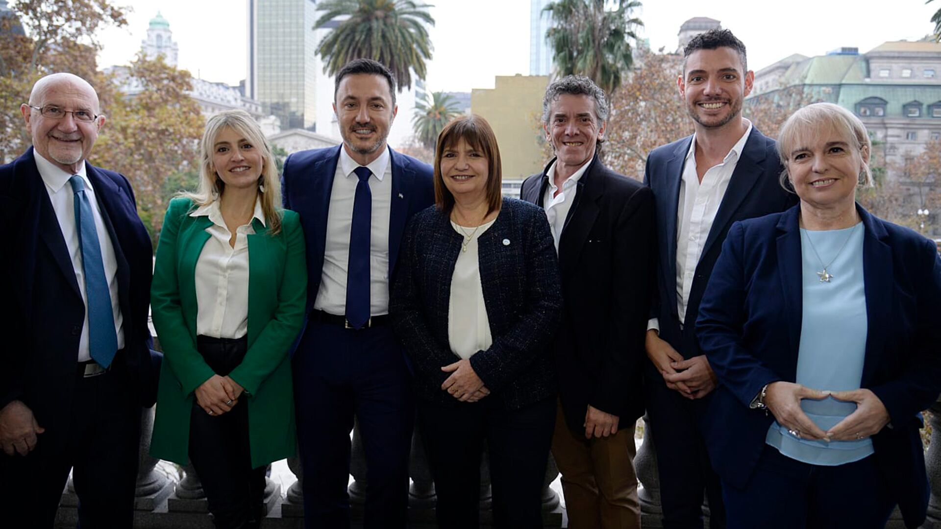 Los ministros Patricia Bullrich y Luis Petri junto a dirigentes que si bien tienen origen en el PRO están alineados con La Libertad Avanza