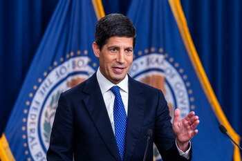 El presidente de la Reserva Federal, Kevin Warsh, anunció la suba de las tasas de interés de 25 puntos básicos. (Foto: EFE)