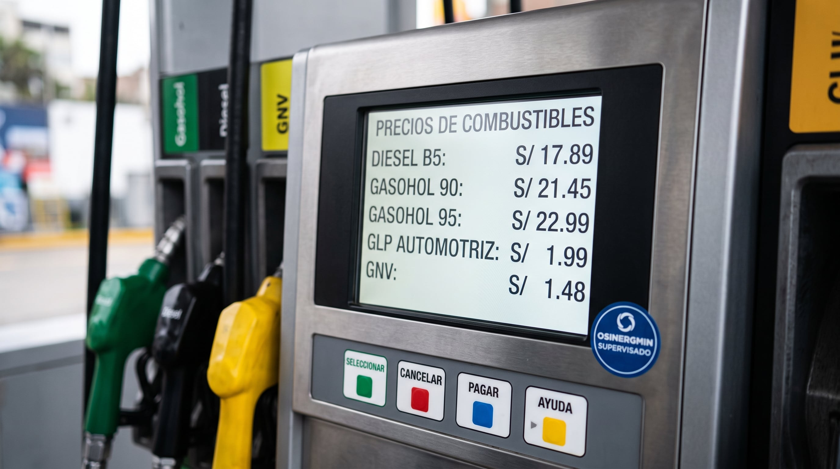 Un surtidor de combustible en Lima exhibe en su pantalla digital las tarifas de gasohol, diésel y gas supervisadas por Osinergmin. (Imagen Ilustrativa Infobae)