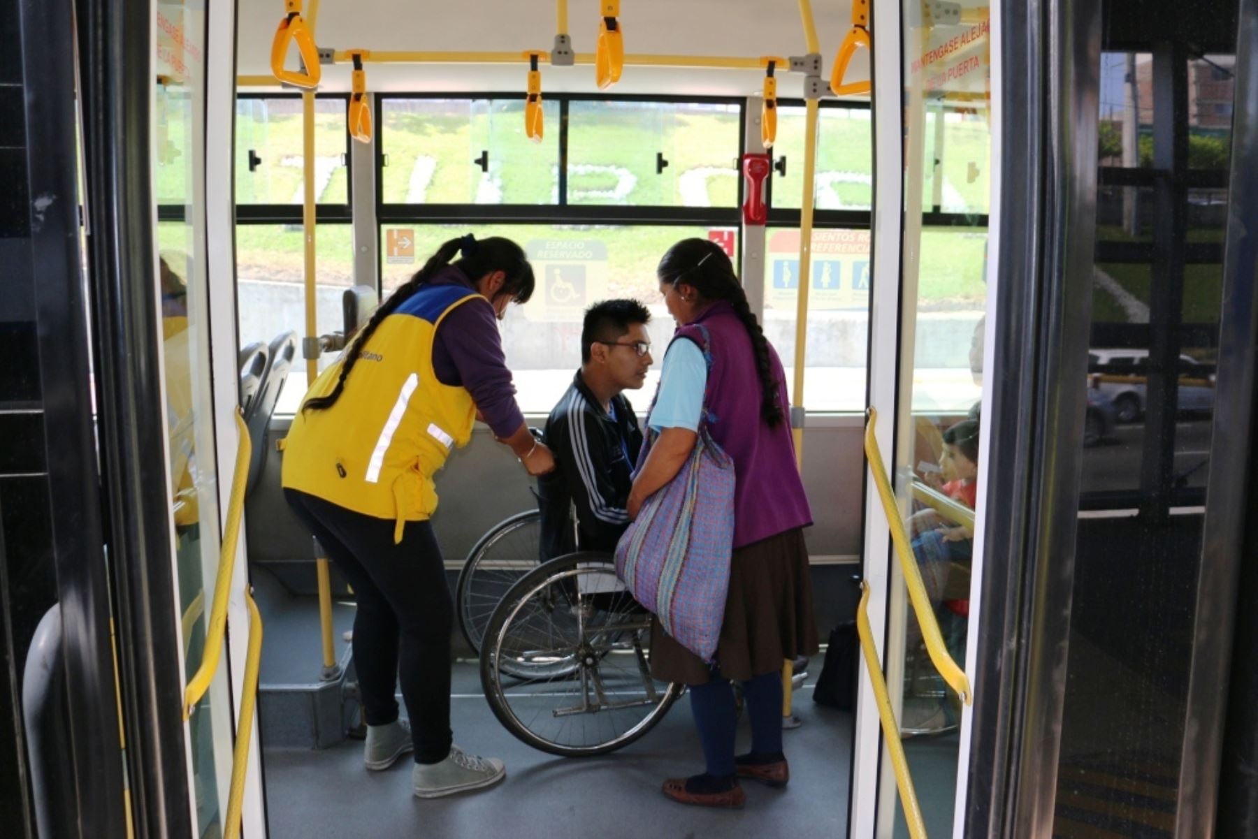 El beneficio permite viajar sin costo en colectivos nacionales y trenes utilizando la SUBE vinculada al CUD. Foto: Andina Noticias