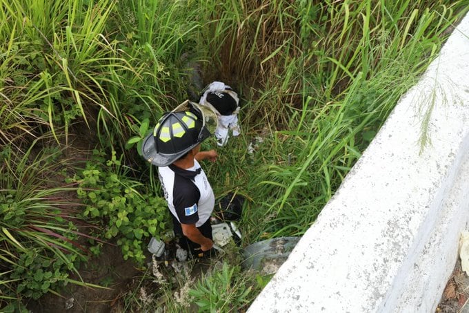 Bomberos Voluntarios localizaron el cadáver en el kilómetro 8,5 de la ruta antigua a Santa Cruz Chinautla tras la alerta de transeúntes sobre un bulto sospechoso.
(Bomberos Voluntarios de Guatemala)