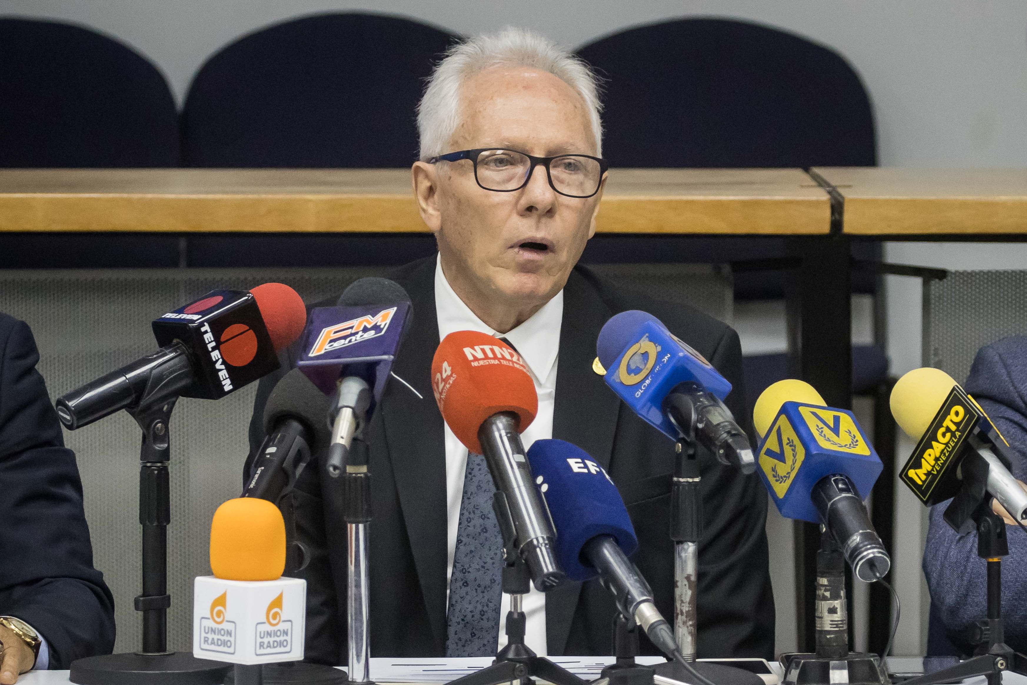 Fotografía de archivo del presidente de la Confederación Venezolana de Industriales (Conindustria), Luigi Pisella, durante una rueda de prensa, en Caracas (Venezuela). EFE/Miguel Gutierrez