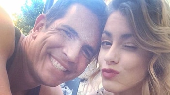 Primer plano de Diego Ramos y Tini Stoessel posando para una selfie. Ramos sonríe a la izquierda, y Stoessel guiña un ojo y frunce los labios a la derecha
