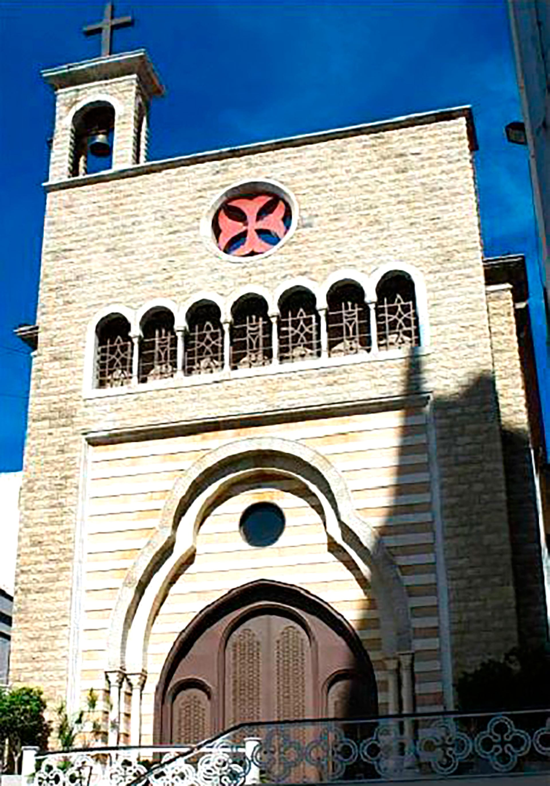 El frente de la Catedral San Marón.