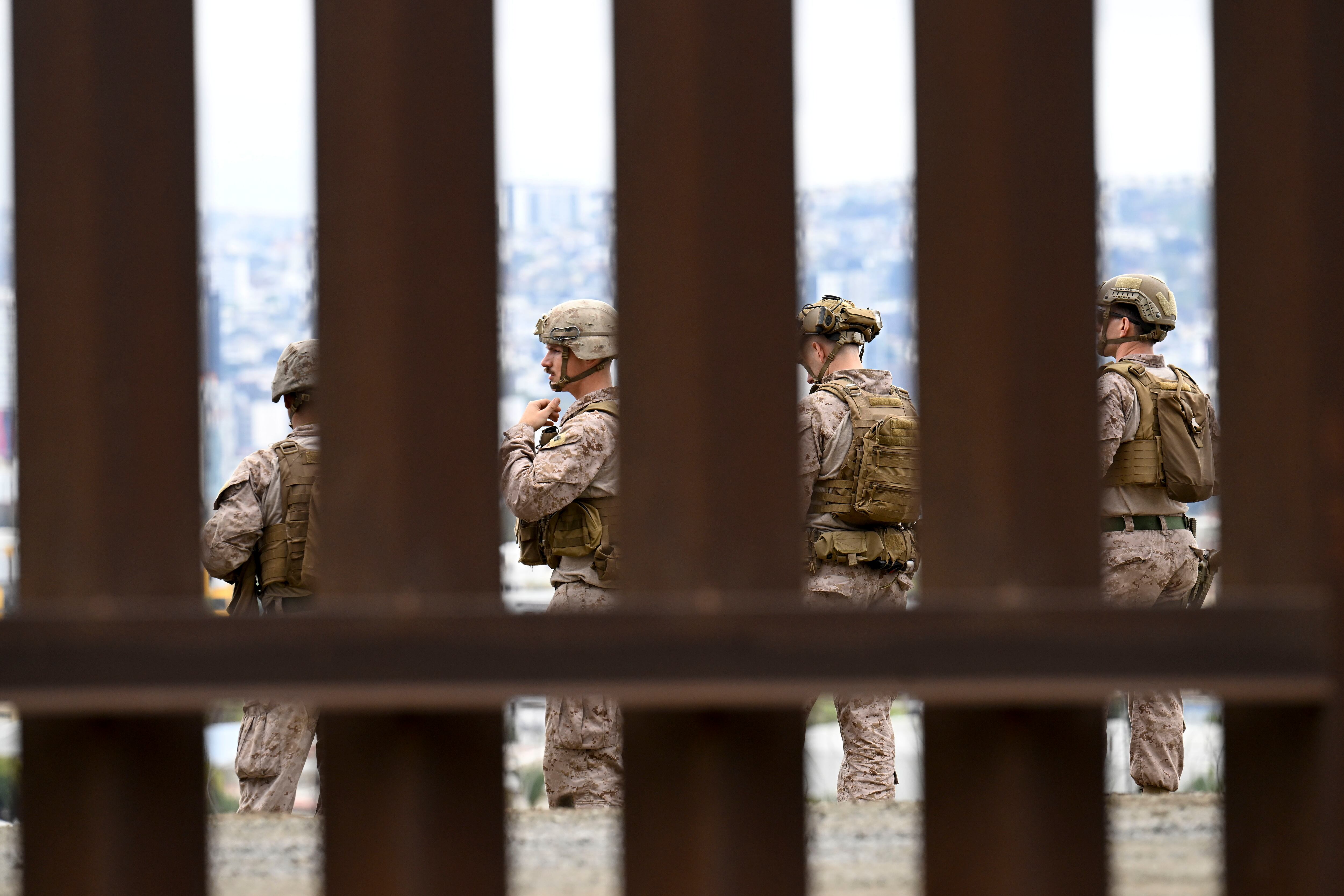 Marines de Estados Unidos en la frontera con México cerca del puerto de entrada de San Ysidro, el viernes 7 de febrero de 2025, en San Diego. (AP Foto/Denis Poroy)