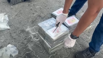 Uma operação em Santo Domingo encontrou mercadorias ilegais escondidas como ajuda humanitária. Novas estratégias de vigilância revelam as subtilezas das redes internacionais. A batalha pelo controle do porto continua (Imagem cortesia da DNCD)