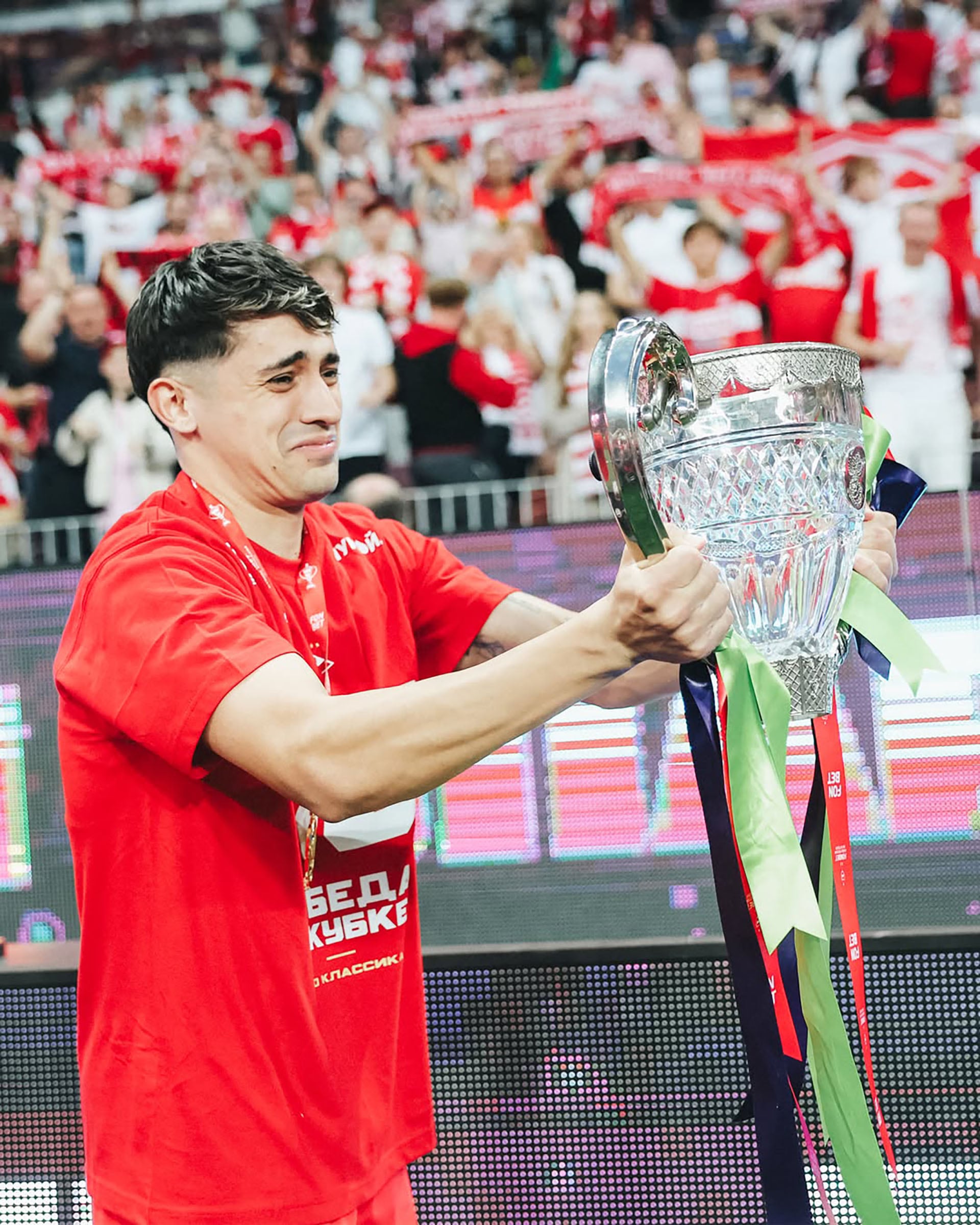 Pablo Solari posa con el trofeo roto tras celebrar la victoria de su equipo en un partido decisivo.