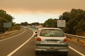 ALMOROX (C. DE MADRID), 25/07/2026.- Miles de personas proceden a la evacuación de los municipios afectados en dirección Toledo y Escalona, este sábado. El Gobierno ha decretado la evacuación de todo el Valle del Tiétar (Ávila), que afecta a unas 30.000 personas, y de los dos municipios madrileños de Rozas de Puerto Real y Cadalso de los Vidrios, según ha anunciado el delegado del Gobierno en la Comunidad de Madrid, Francisco Martín. EFE/Mariscal