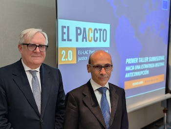 Busia junto a Giovanni Tartaglia Polcini, subdirector de EL PAcCTO 2.0: "La corrupción se sirve de las diferencias entre jurisdicciones, se entrelaza con la criminalidad organizada y usa triangulaciones internacionales y sociedades pantalla" (Infobae)