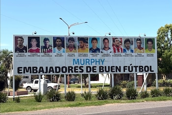 Una valla publicitaria a lo largo de la ruta principal que lleva a Murphy muestra las caras de 12 “embajadores del buen fútbol”: hijos predilectos de la zona que pasaron de jugar en un campo improvisado a las ligas profesionales (Teo Armus/The Washington Post)