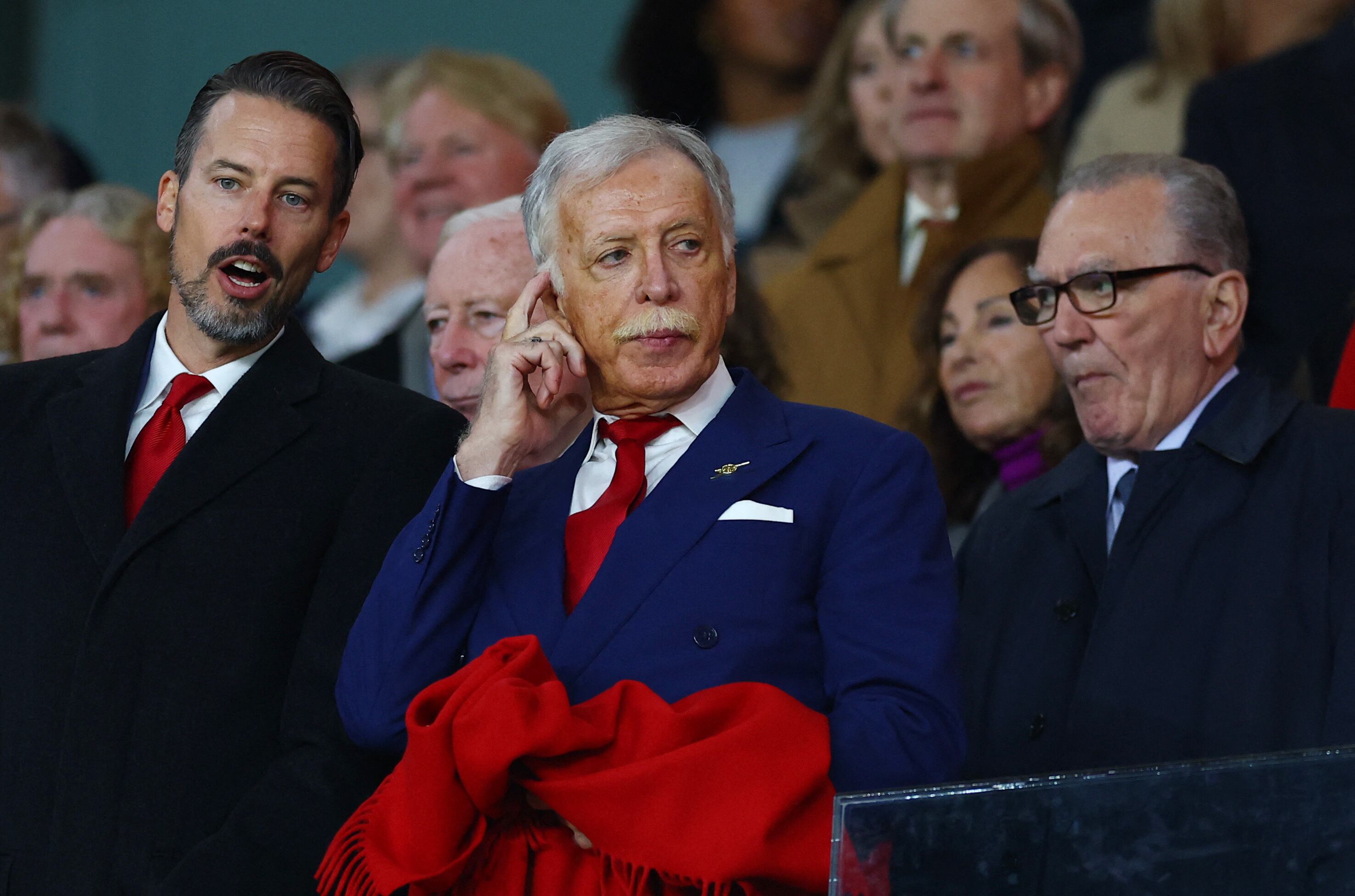 Josh (izquierda) y Stan (medio) Kroenke lideran un imperio deportivo con franquicias campeonas en Estados Unidos y Europa