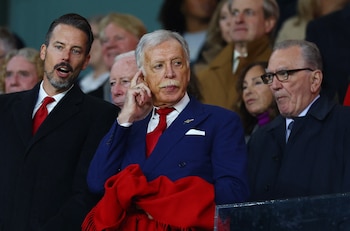 Josh (izquierda) y Stan (medio) Kroenke lideran un imperio deportivo con franquicias campeonas en Estados Unidos y Europa