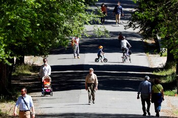Las personas que usan máscaras protectoras mantienen el distanciamiento social para caminar después de la reapertura de los parques a medida que Italia comienza una reapertura gradual después de un bloqueo nacional debido al coronavirus (COVID-19), en Roma, Italia, 4 de mayo de 2020. (REUTERS / Guglielmo Mangiapane)