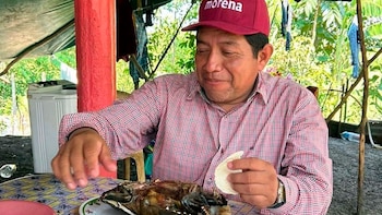 Dirigente de Morena, Antonio Silván presume foto comiendo una tortuga guao, especie protegida