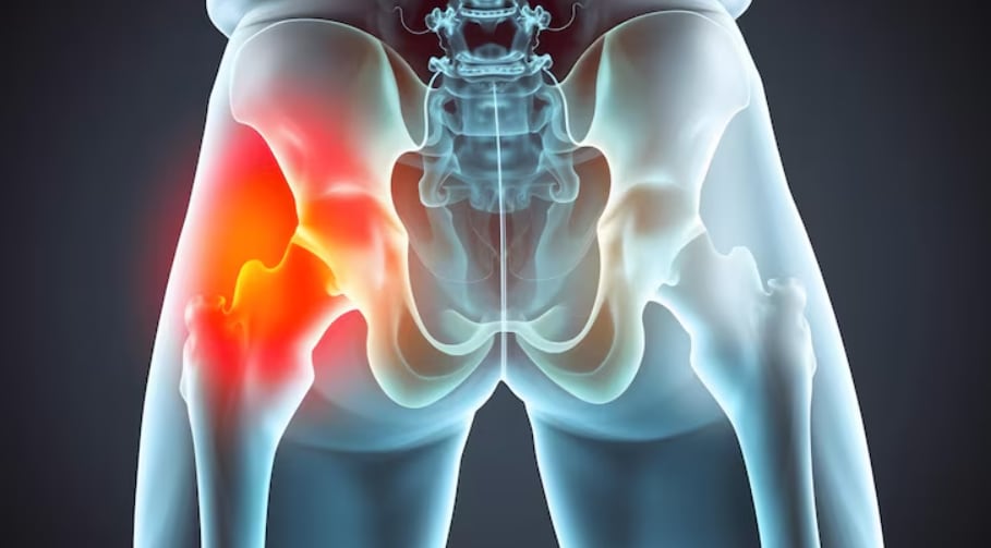 El estiramiento de cadera sentado permite liberar presión en los flexores y activar los glúteos sin levantarse del asiento (Crédito: Freepik)