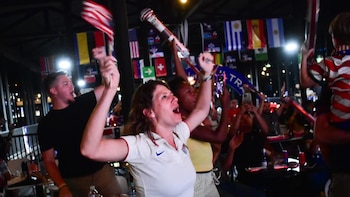 En fotos: Estadounidenses y salvadoreños se reúnen para ver el partido USA-BIH y celebrar 250 años de independencia de EE.UU.