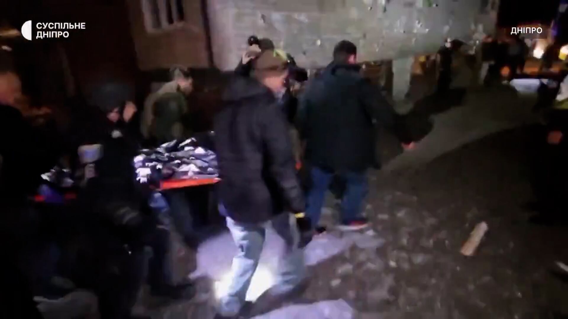 Rescatistas evacuaron a una mujer herida por un ataque en Dnipro