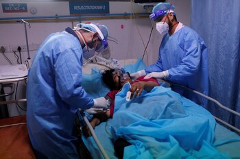 Médicos atienden a una paciente